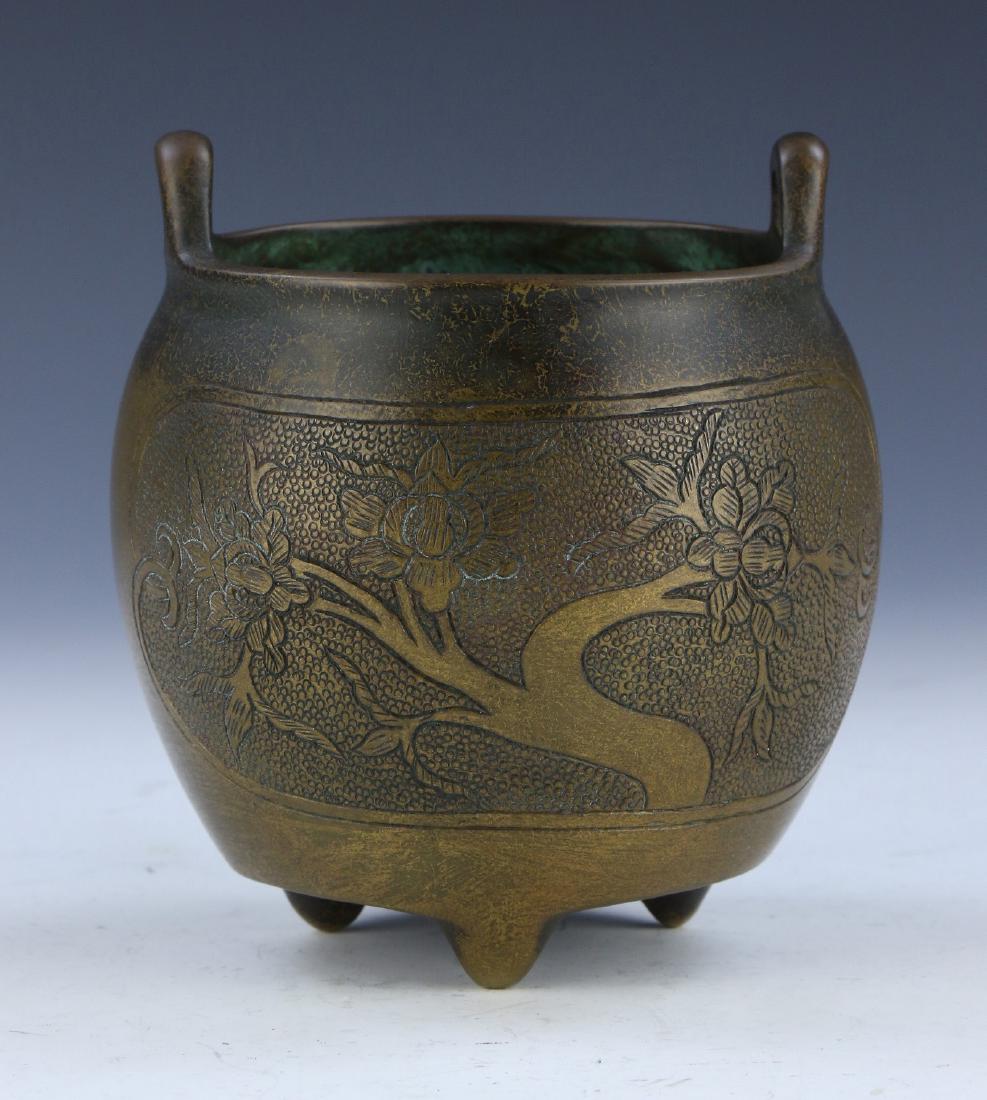 A CHINESE ANTIQUE BRONZE TRIPOD CENSER: A Chinese Antique Bronze Tripod Censer: Finely Cast And Of Ovoid Form, Rising From A Base Rested On Three Pegged Feet To A Wide Rim Flanked On Each Side By Arching Handles, Exterior Body Sculpted With