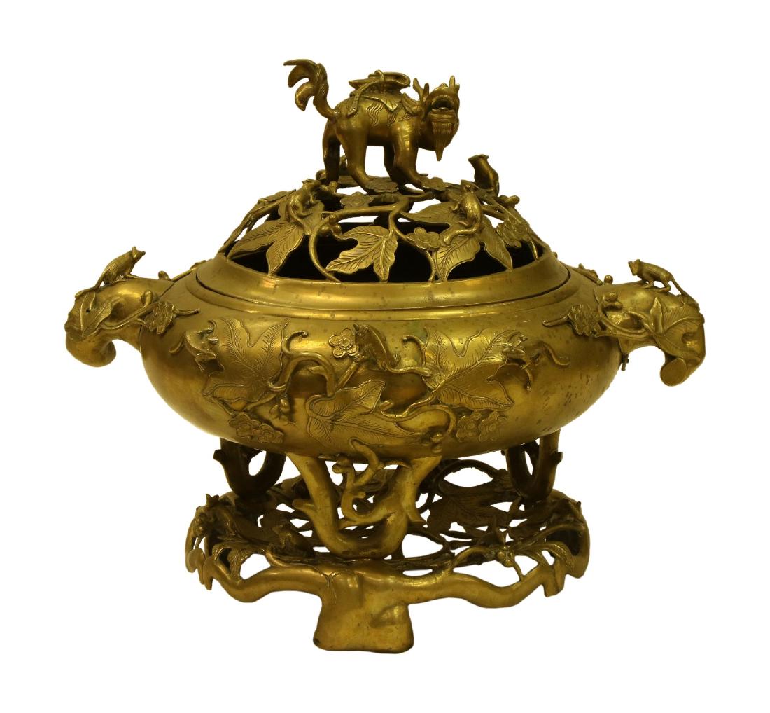 A MASSIVE CHINESE LIDDED BRONZE TRIPOD CENSER (1 of 5)