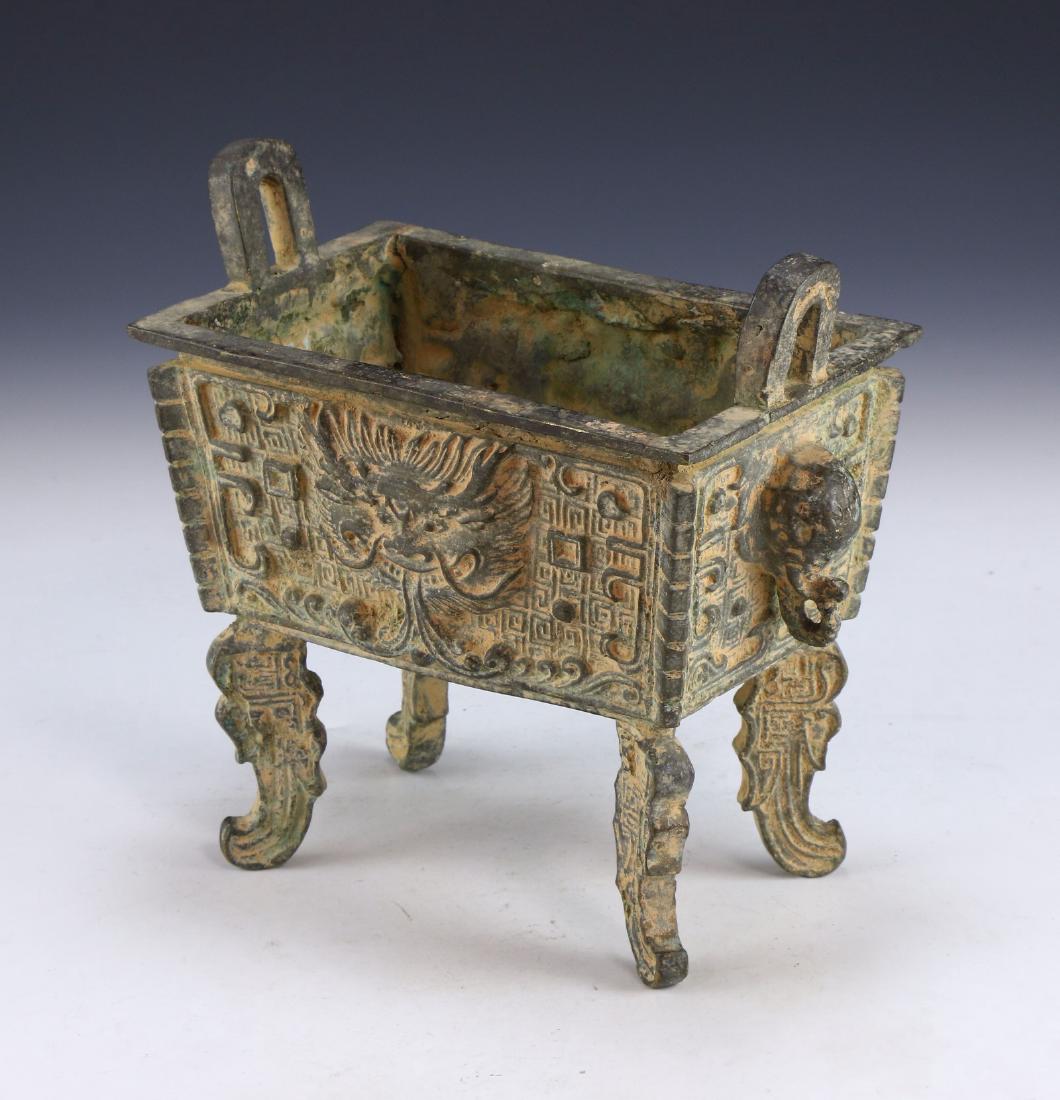 A CHINESE ANTIQUE ARCHAIC BRONZE CENSER (1 of 7)