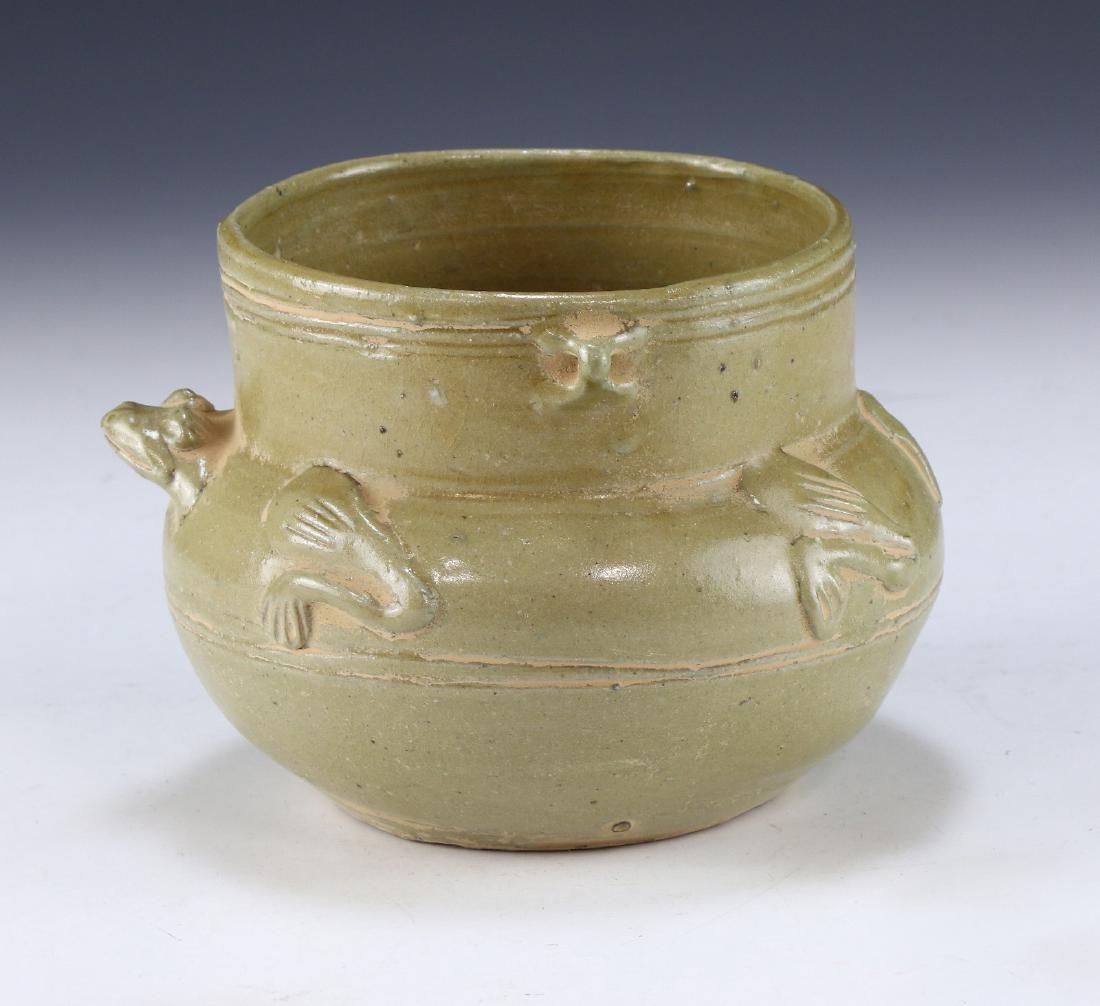 A CHINESE ANTIQUE CELADON GLAZED PORCELAIN JAR (1 of 5)