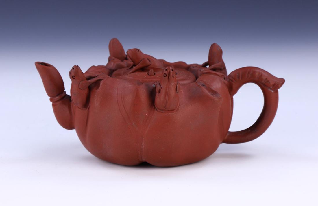 A CHINESE YIXING ZISHA TEAPOT WITH COVER (1 of 5)