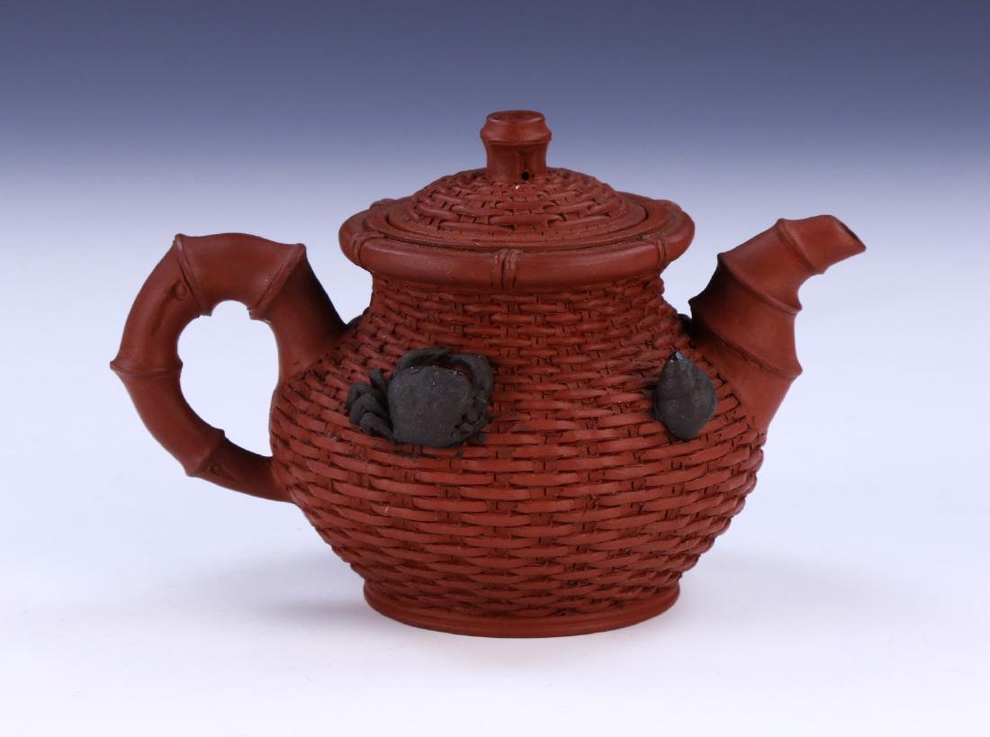 A CHINESE YIXING ZISHA TEAPOT WITH COVER (1 of 6)