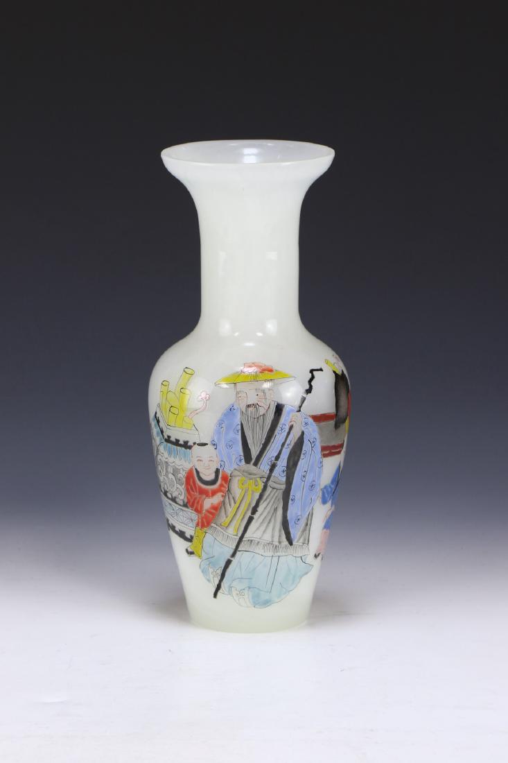A CHINESE ANTIQUE WHITE PEKING GLASS VASE (1 of 6)