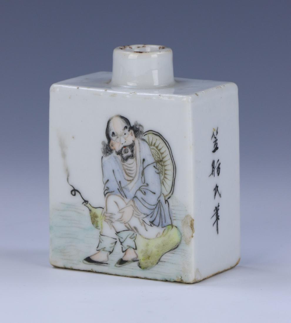 A CHINESE ANTIQUE FAMILLE ROSE PORCELAIN SNUFF BOTTLE (1 of 5)