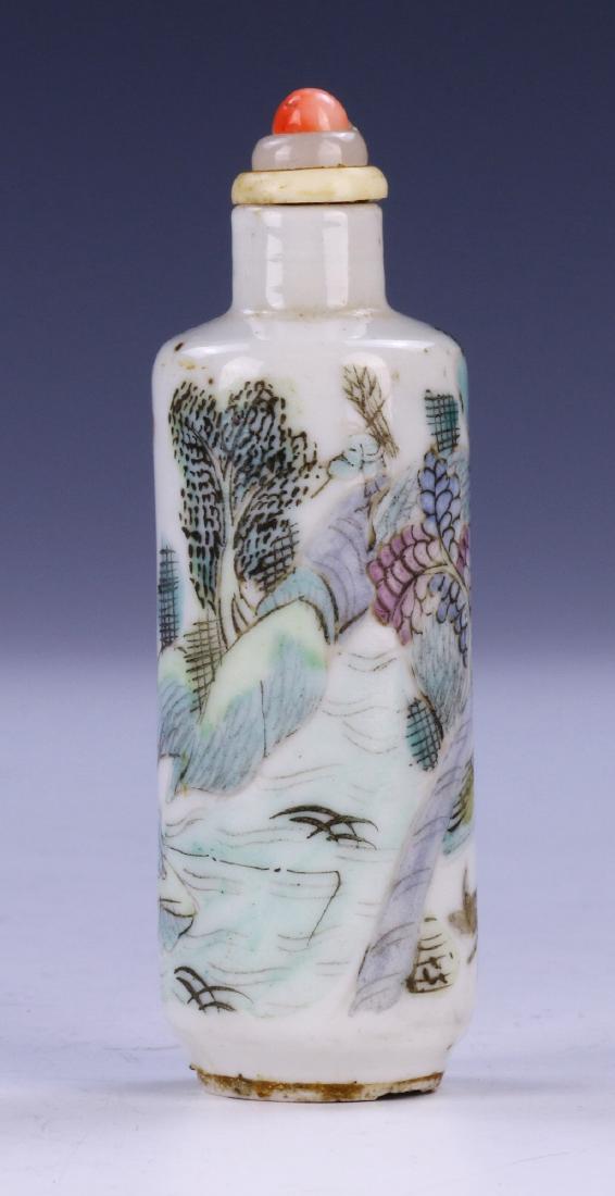 A CHINESE ANTIQUE FAMILLE ROSE PORCELAIN SNUFF BOTTLE (1 of 3)