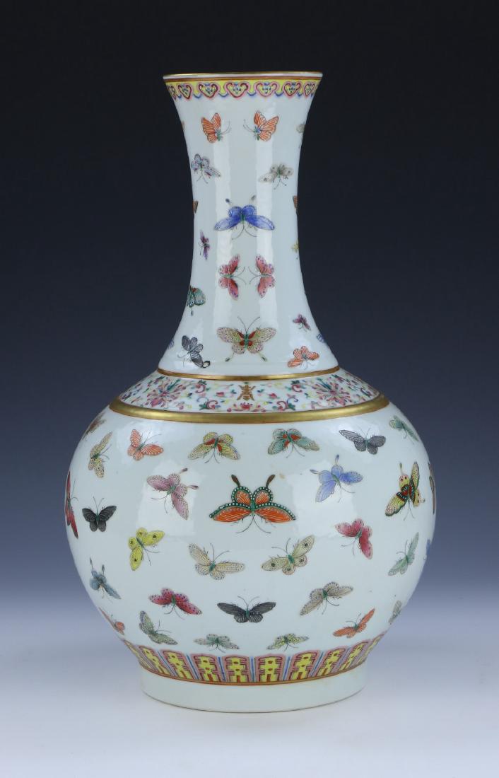 A BIG CHINESE ANTIQUE FAMILLE ROSE PORCELAIN VASE: A Big Chinese Antique Famille Rose Porcelain Vase: Well Potted With A Globular Body, Rising From A Base Rested On Low Feet To A Tapered Neck And Flared Rim, Exterior Finely Painted With Continuous Pol