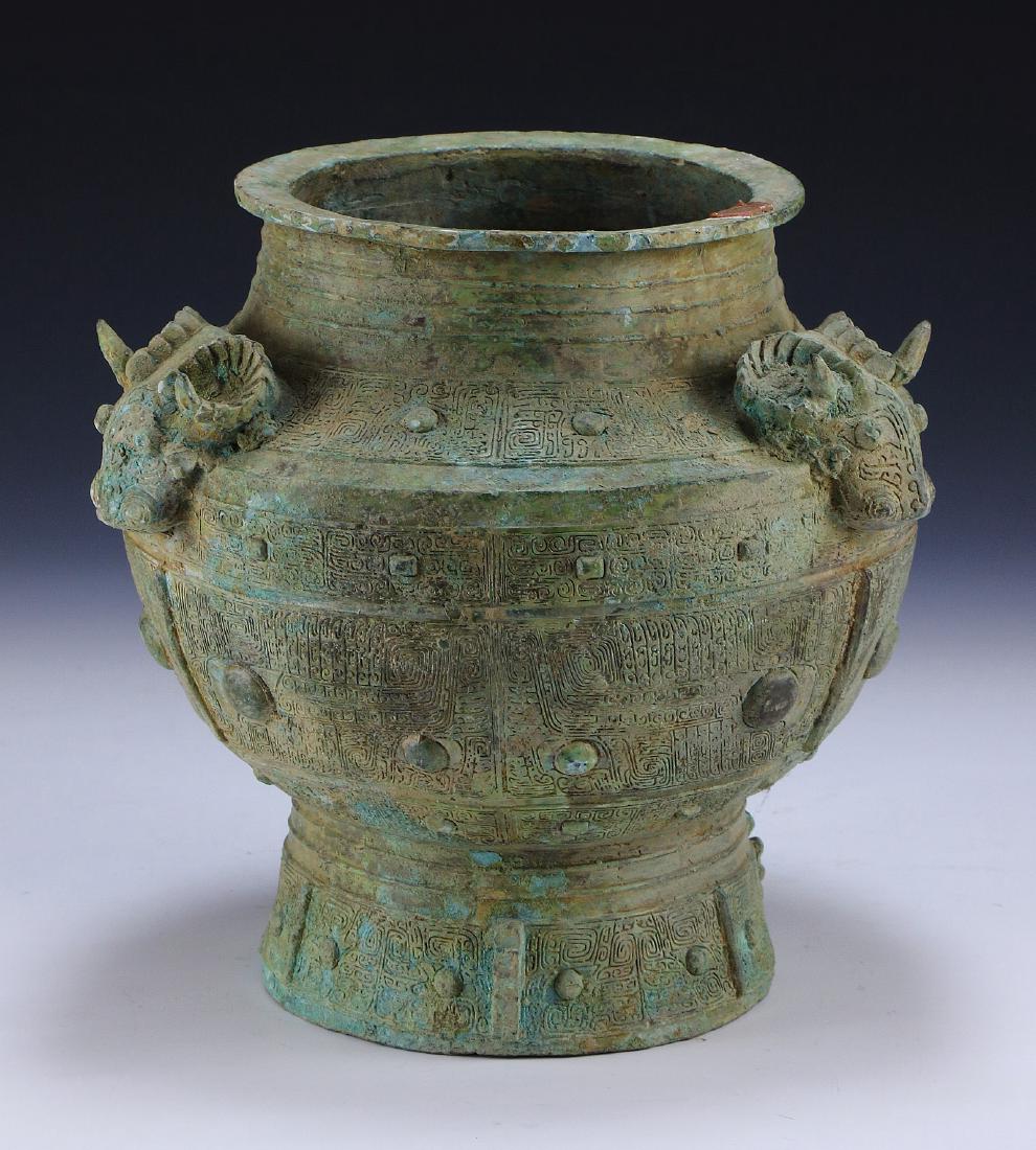 A CHINESE ANTIQUE ARCHAIC BRONZE VASE (1 of 6)