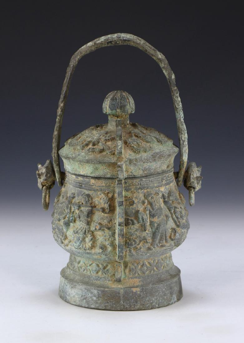 A CHINESE ANTIQUE LIDDED ARCHAIC BRONZE VASE (1 of 6)