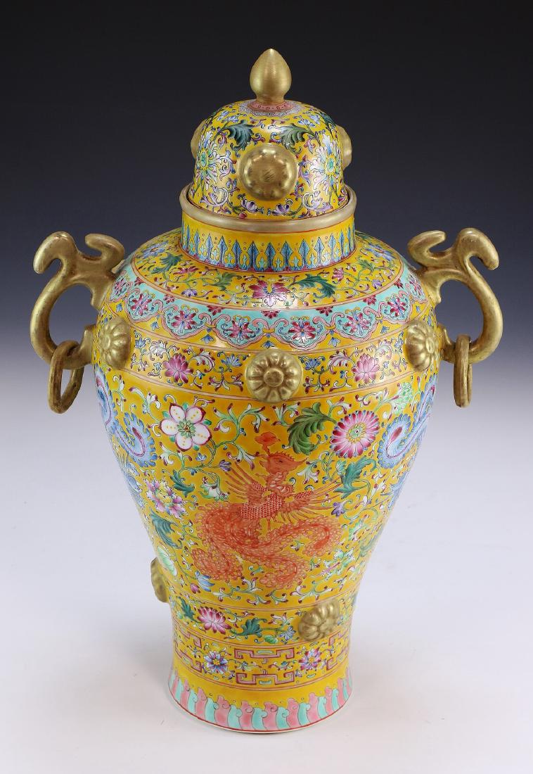 A Chinese Antique Famille Rose Lidded Porcelain Vase (1 of 8)