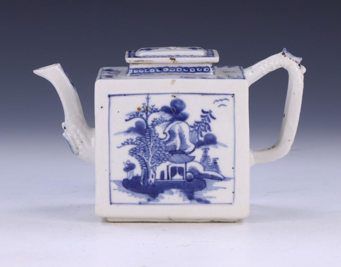 A CHINESE ANTIQUE BLUE & WHITE PORCELAIN TEAPOT (1 of 5)