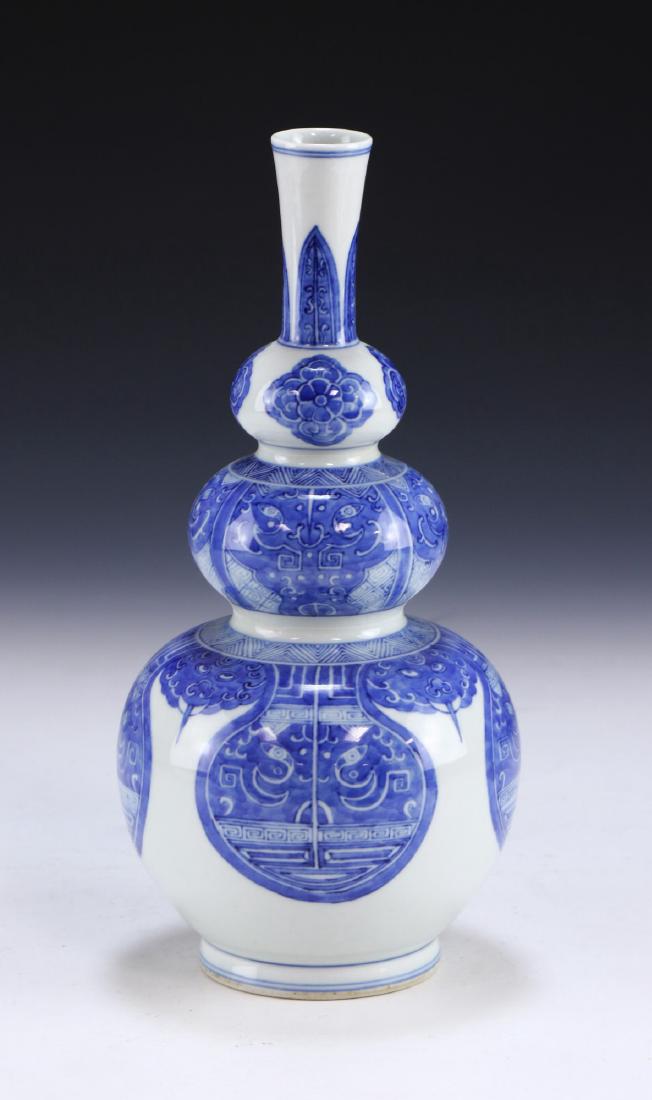 A CHINESE ANTIQUE BLUE & WHITE PORCELAIN VASE (1 of 6)