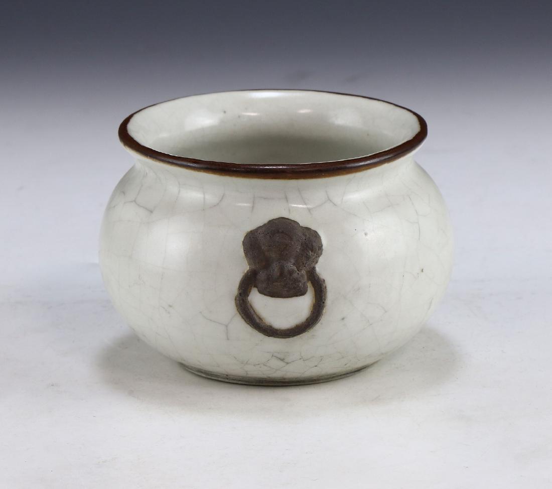 A CHINESE ANTIQUE CELADON GLAZED PORCELAIN JAR (1 of 5)