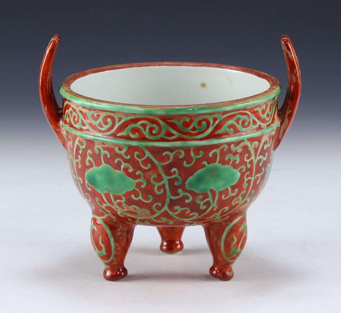 A CHINESE ANTIQUE RED & GREEN GLAZED TRIPOD PORCELAIN (1 of 5)