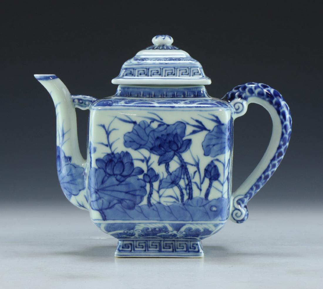 A CHINESE ANTIQUE BLUE & WHITE PORCELAIN TEAPOT (1 of 5)