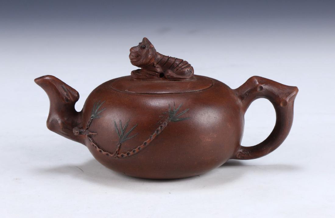 A CHINESE YIXING ZISHA TEAPOT (1 of 7)