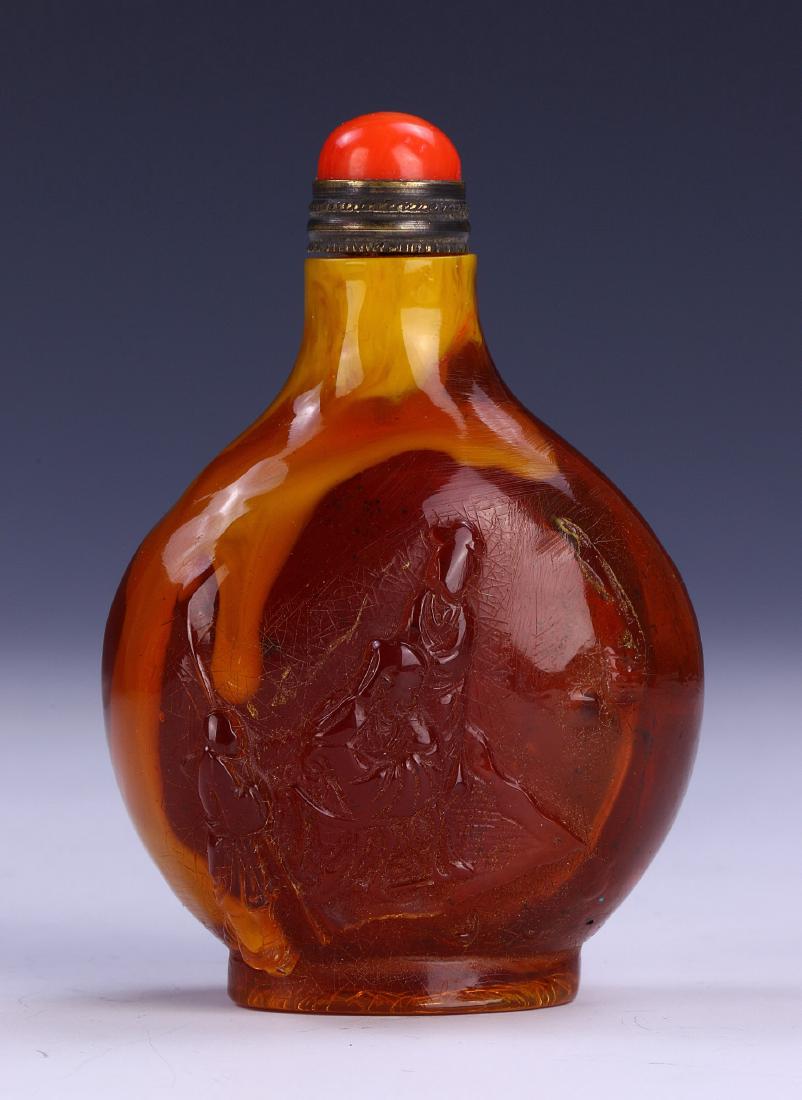 A CHINESE ANTIQUE AMBER SNUFF BOTTLE (1 of 3)