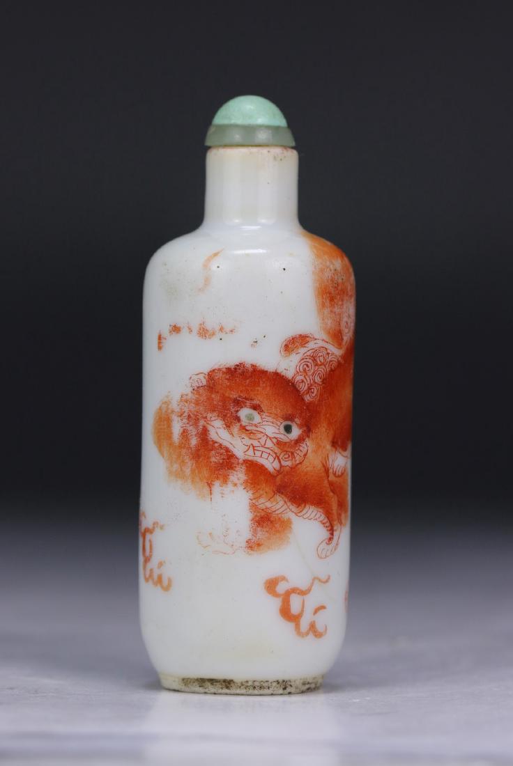 A CHINESE ANTIQUE PORCELAIN SNUFF BOTTLE (1 of 4)