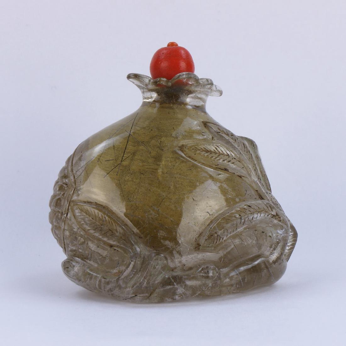 A CHINESE ANTIQUE CRYSTAL SNUFF BOTTLE (1 of 4)
