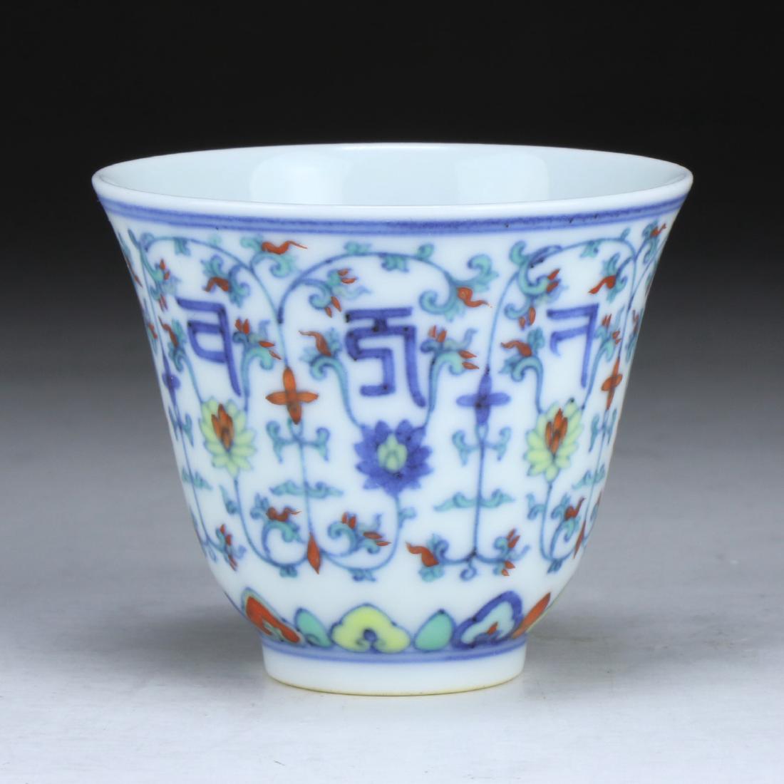 A CHINESE ANTIQUE FAMILLE ROSE PORCELAIN CUP (1 of 4)