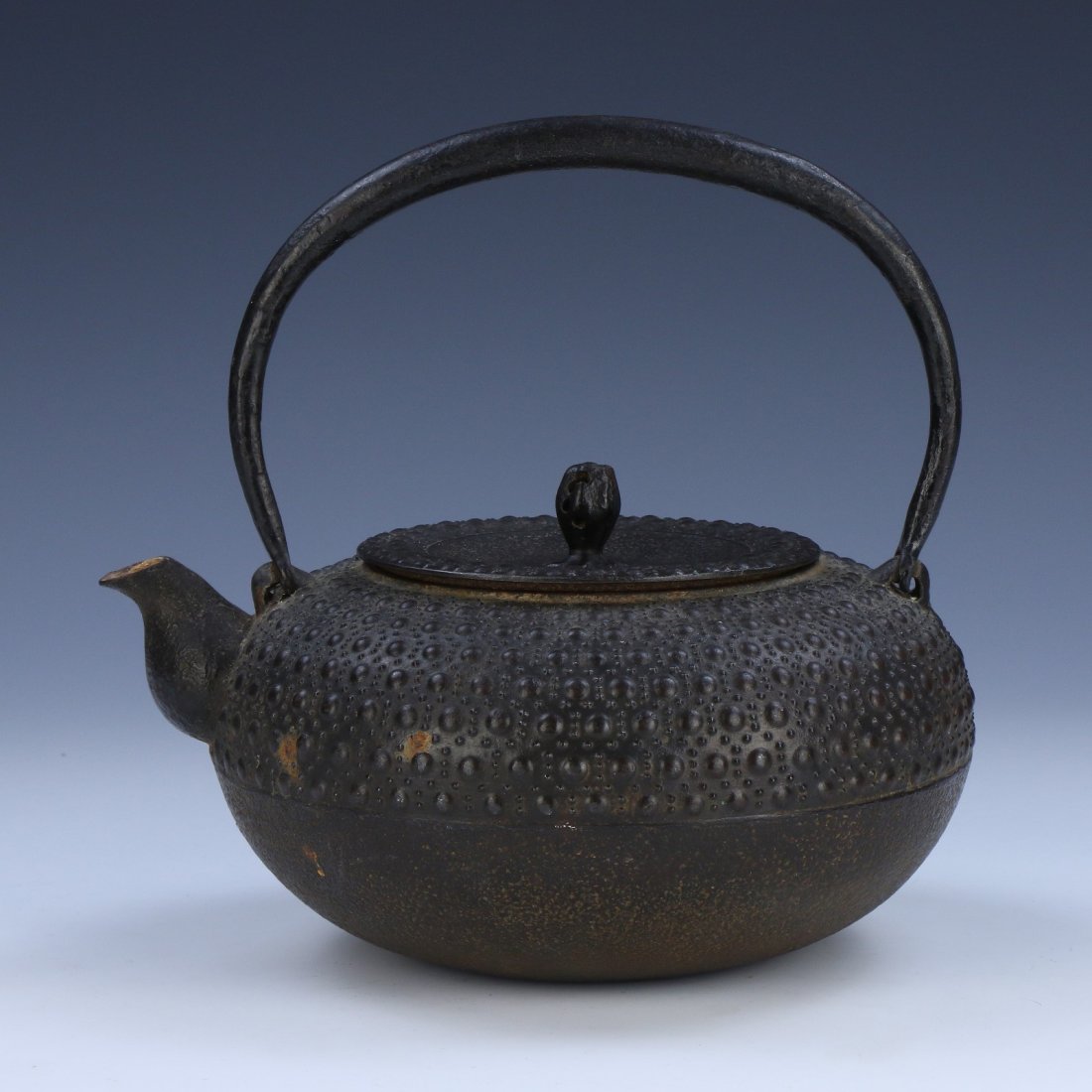 A JAPANESE ANTIQUE IRON TEAPOT WITH COVER: A Japanese Antique Iron Teapot With Cover; Size: L: 8" (20.32cm); H: 8" (20.32cm)