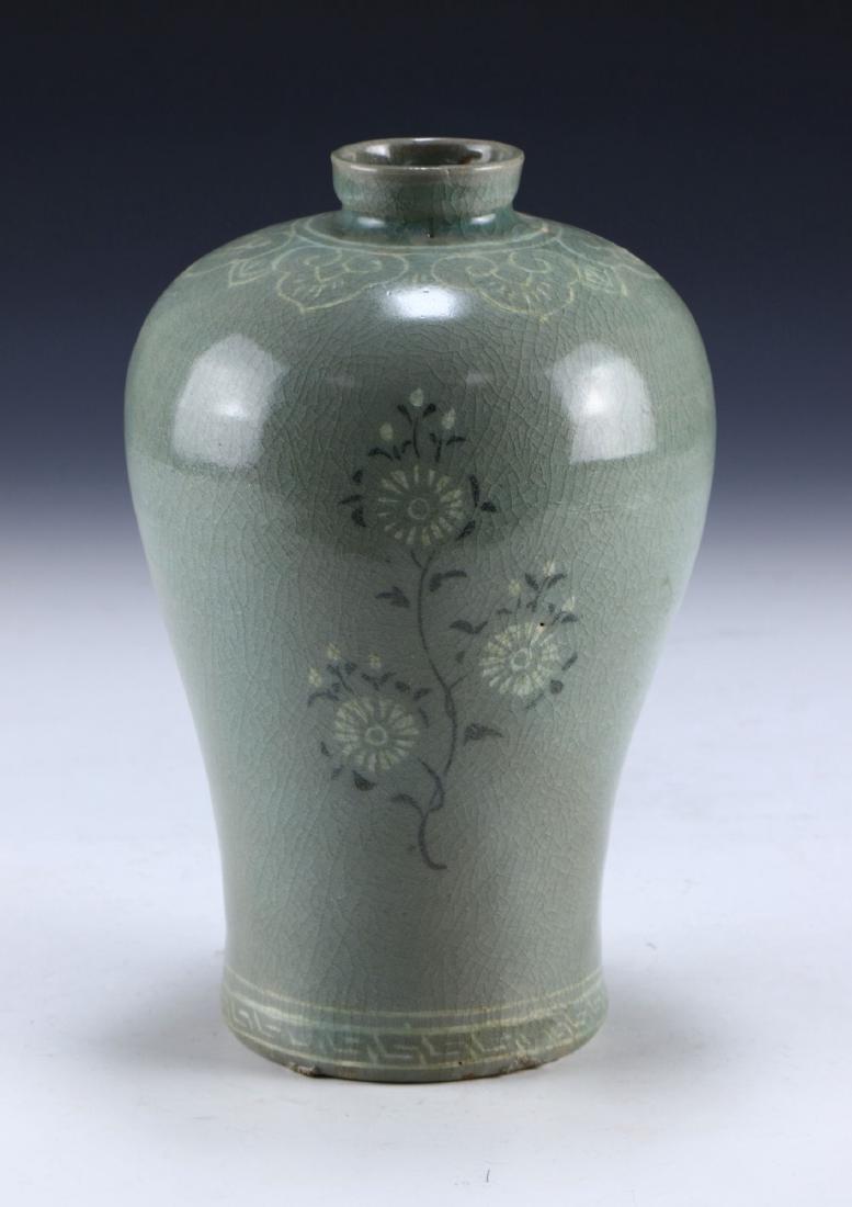 A KOREAN ANTIQUE CELADON GLAZED PORCELAIN VASE (1 of 4)