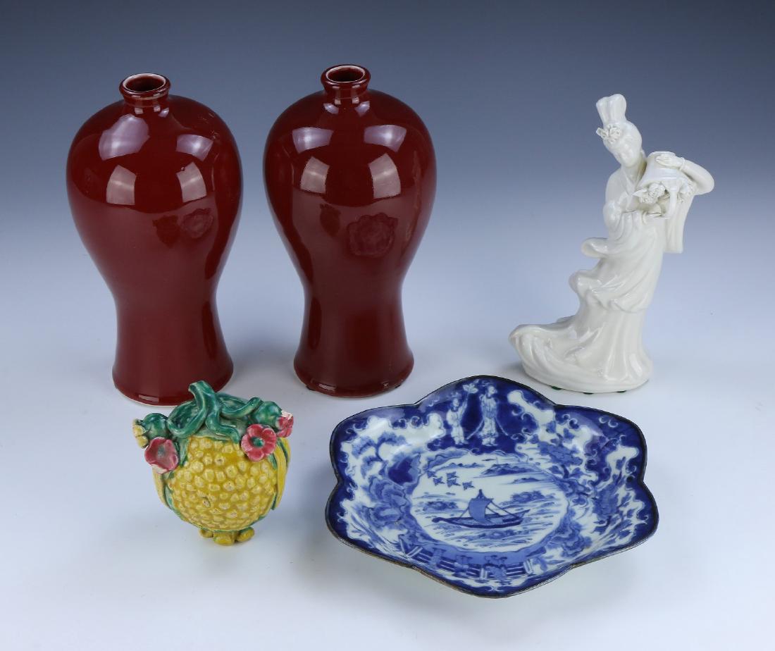 GROUP OF FIVE MIXED PORCELAIN ITEMS (1 of 3)