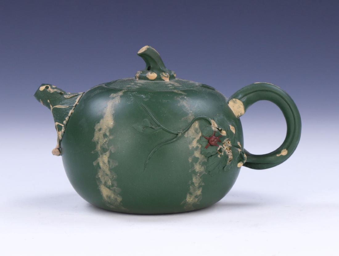 A CHINESE YIXING ZISHA TEAPOT (1 of 5)
