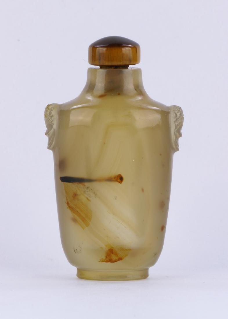 A CHINESE AGATE SNUFF BOTTLE (1 of 3)