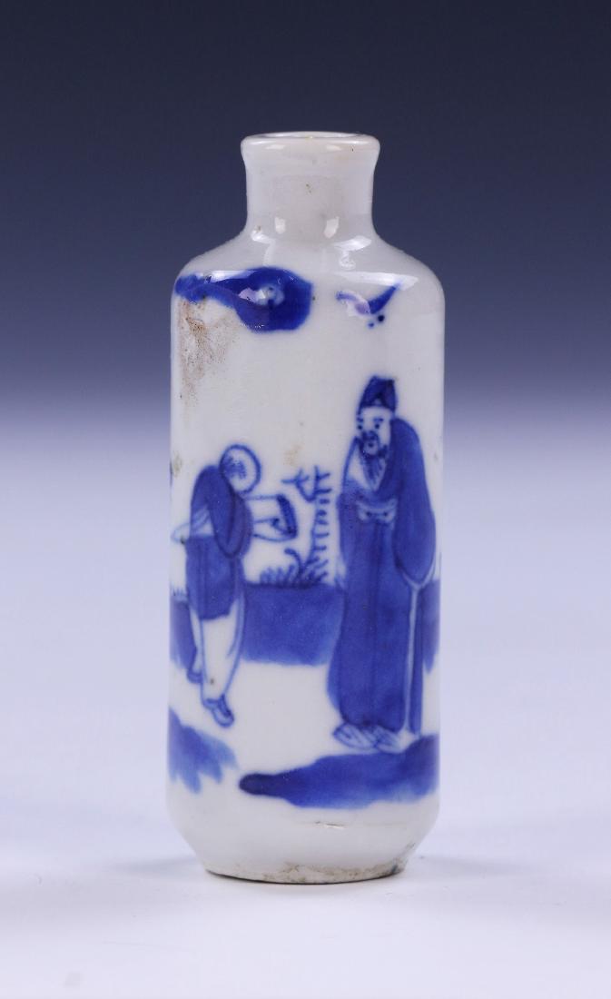 A CHINESE ANTIQUE BLUE & WHITE PORCELAIN SNUFF BOTTLE (1 of 3)