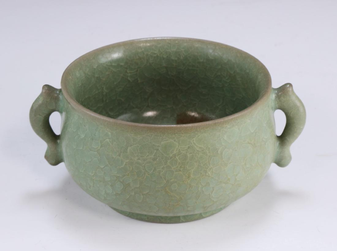 A CHINESE ANTIQUE CELADON GLAZED PORCELAIN JAR (1 of 5)