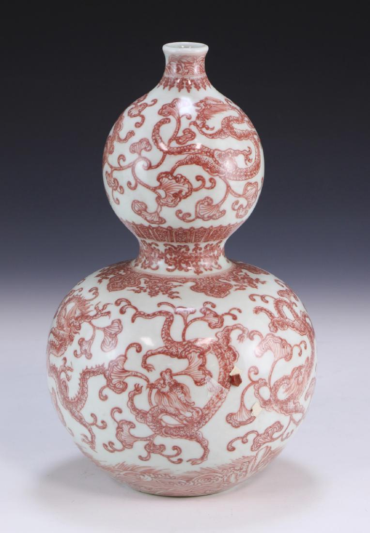 A CHINESE ANTIQUE UNDERGLAZED RED PORCELAIN VASE (1 of 6)