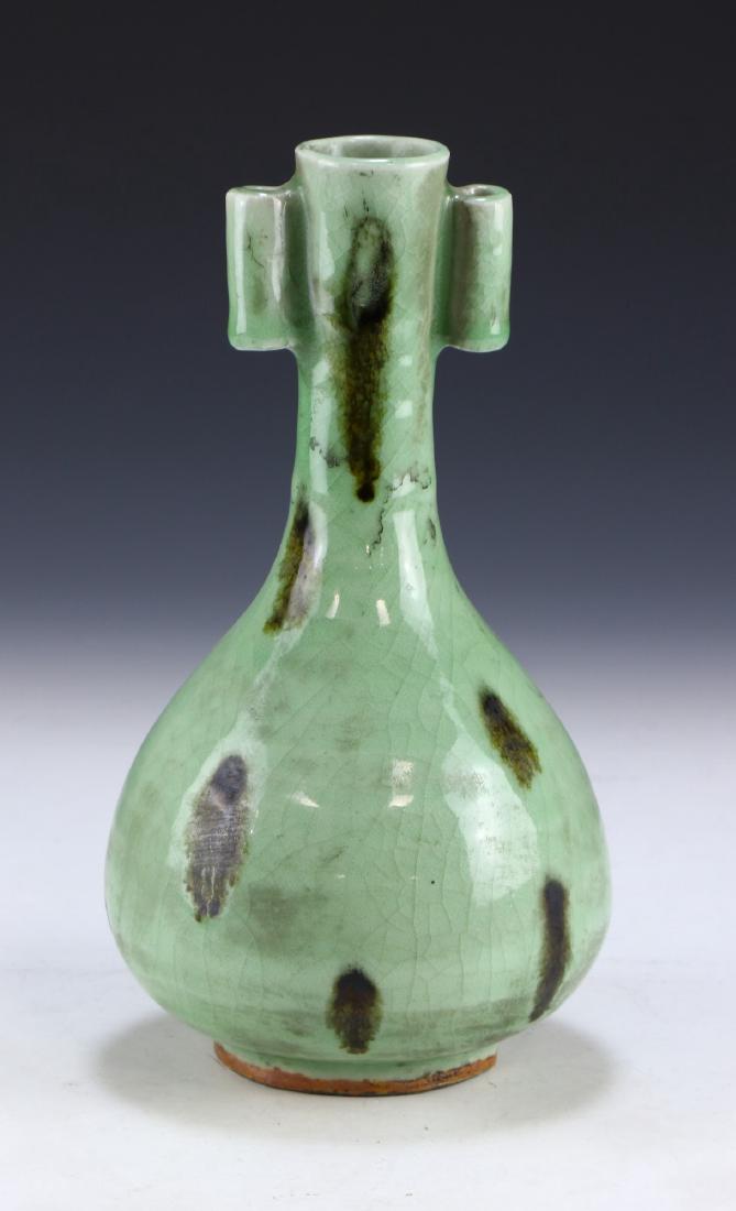 A CHINESE ANTIQUE CELADON GLAZED PORCELAIN VASE (1 of 5)