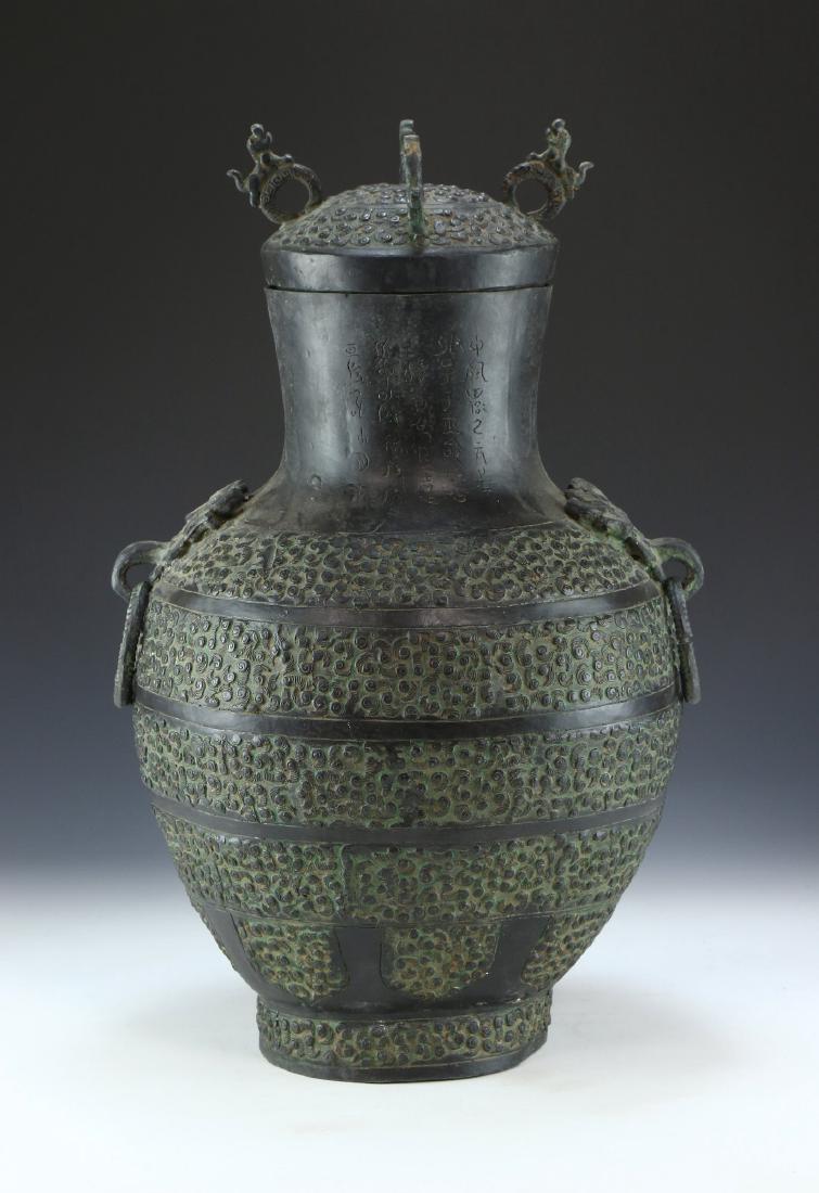A BIG CHINESE ANTIQUE LIDDED BRONZE VASE (1 of 5)