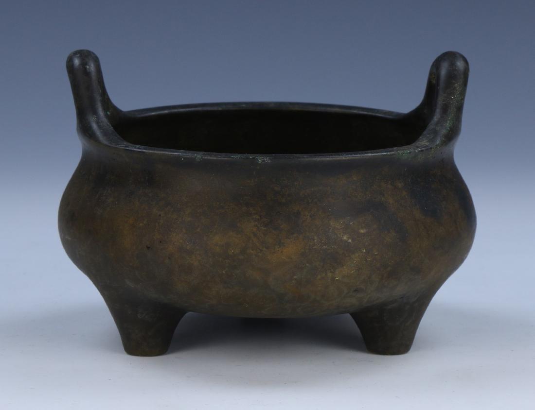 A CHINESE ANTIQUE BRONZE TRIPOD CENSER (1 of 5)
