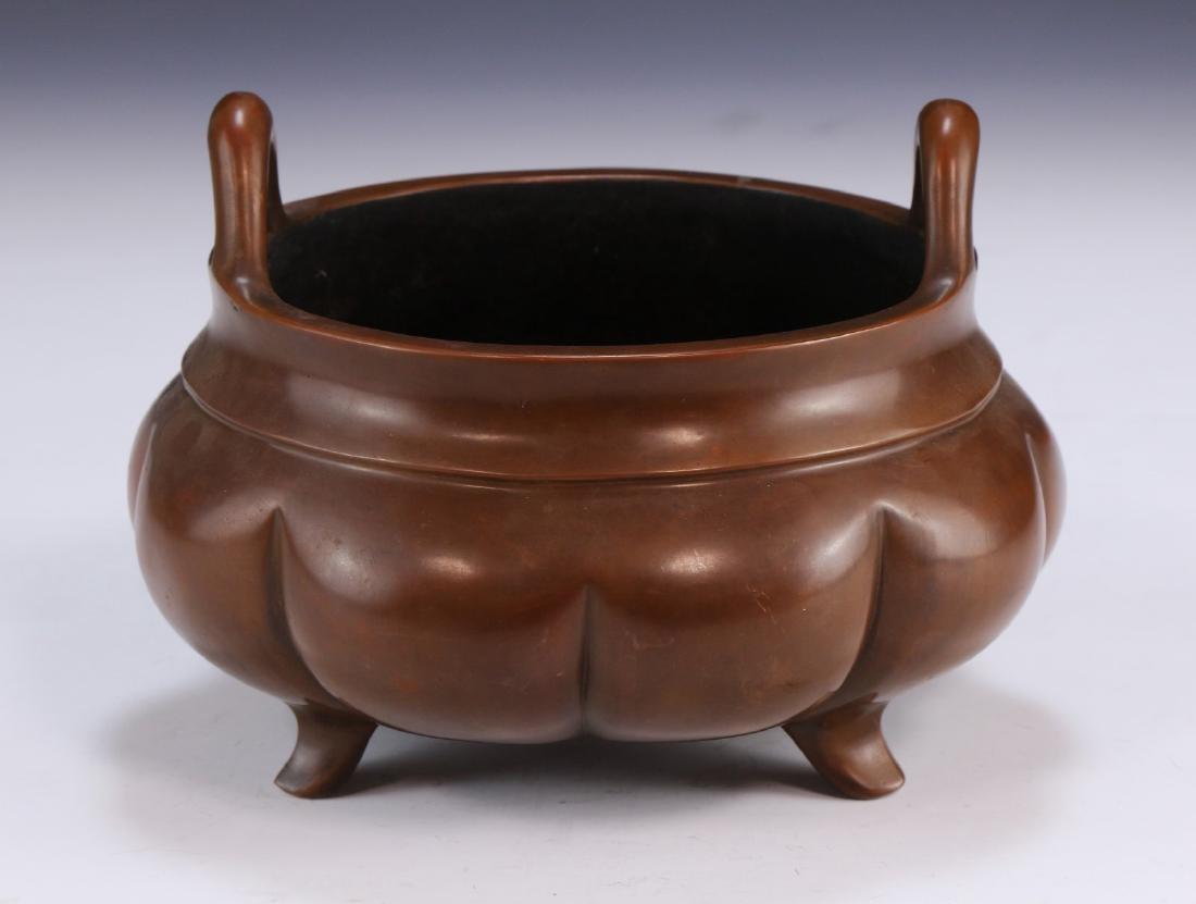 A CHINESE ANTIQUE TRI-POD BRONZE CENSER (1 of 5)
