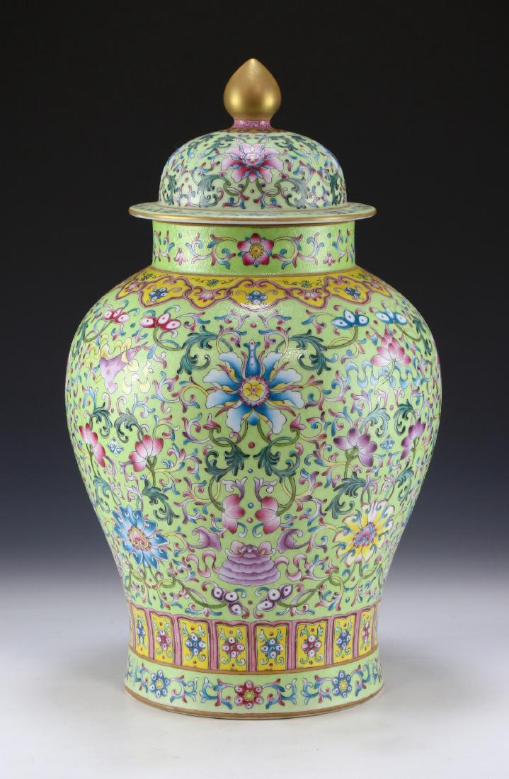 A BIG CHINESE ANTIQUE FAMILLE ROSE LIDDED PORCELAIN (1 of 6)