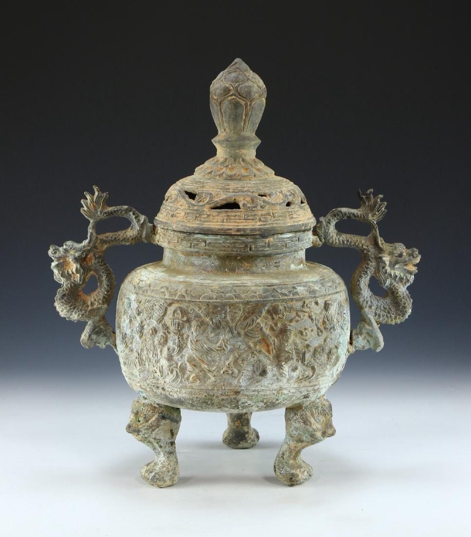A BIG CHINESE ANTIQUE BRONZE LIDDED TRIPOD CENSER (1 of 9)