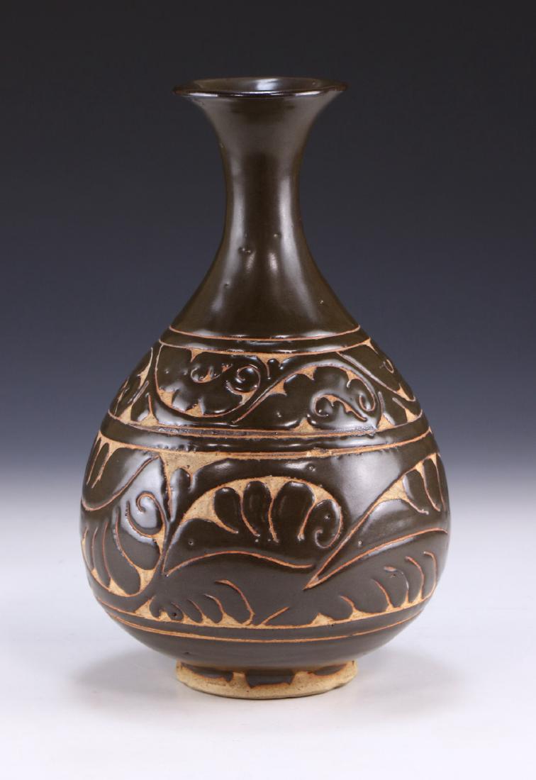 A CHINESE ANTIQUE JIZHOU GLAZED PORCELAIN VASE (1 of 5)