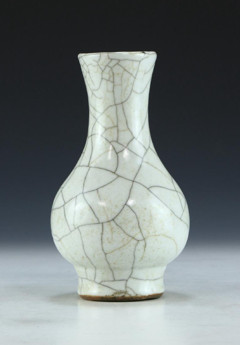 A CHINESE ANTIQUE CELADON GLAZED PORCELAIN VASE (1 of 4)