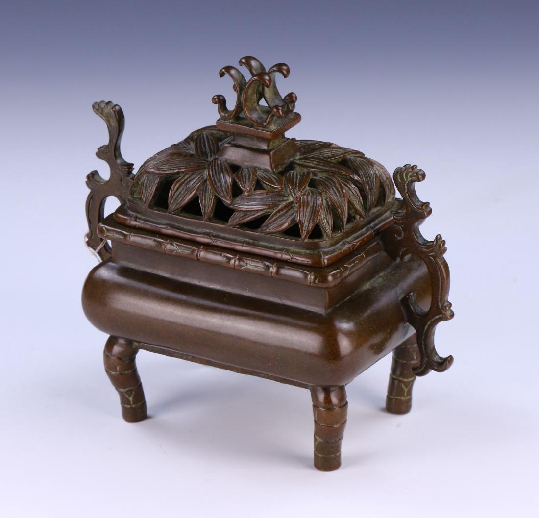 A CHINESE ANTIQUE LIDDED BRONZE CENSER (1 of 8)