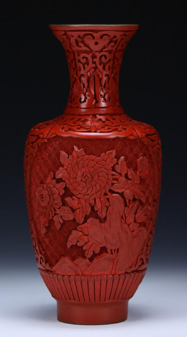 A CHINESE ANTIQUE RED CINNABAR LACQUER VASE (1 of 4)