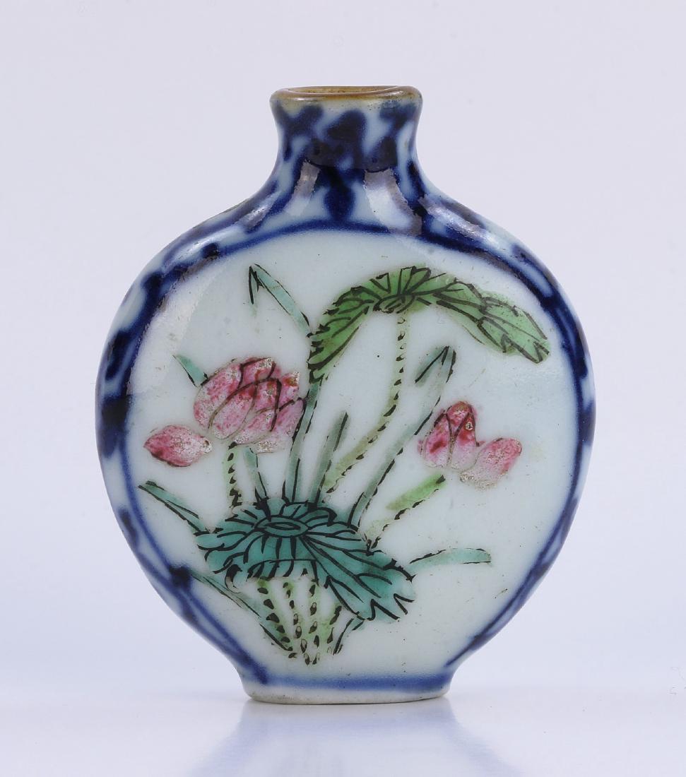A CHINESE ANTIQUE FAMILLE ROSE PORCELAIN SNUFF BOTTLE (1 of 3)