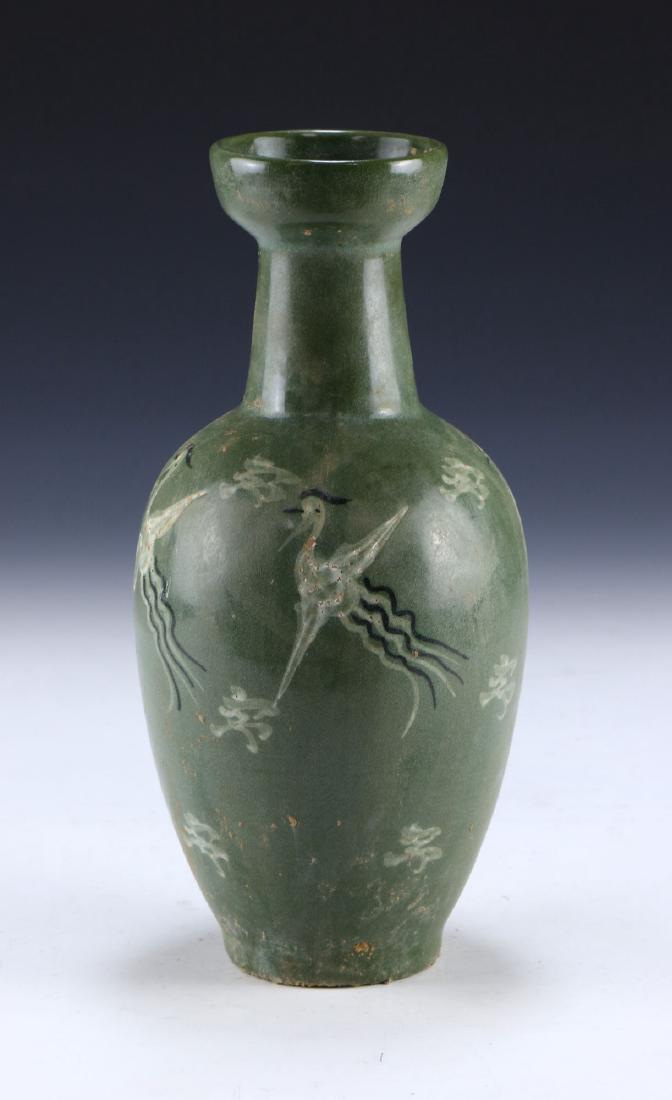 A KOREAN ANTIQUE CELADON GLAZED PORCELAIN VASE (1 of 4)