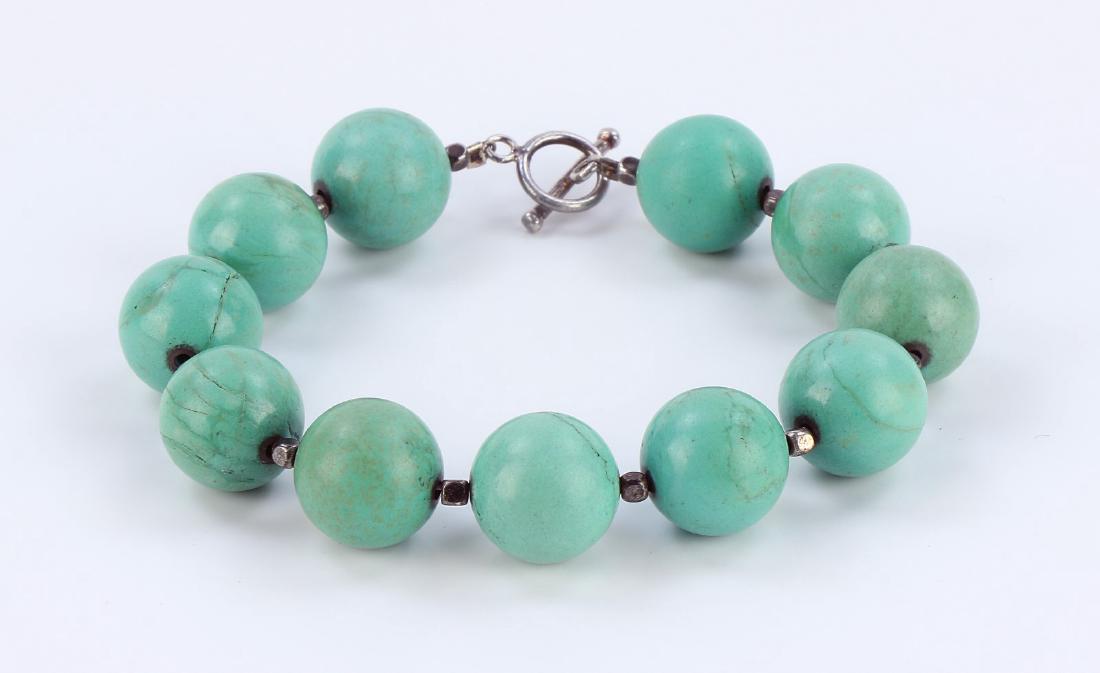 A CHINESE TURQUOISE BEADED BRACELET (1 of 2)