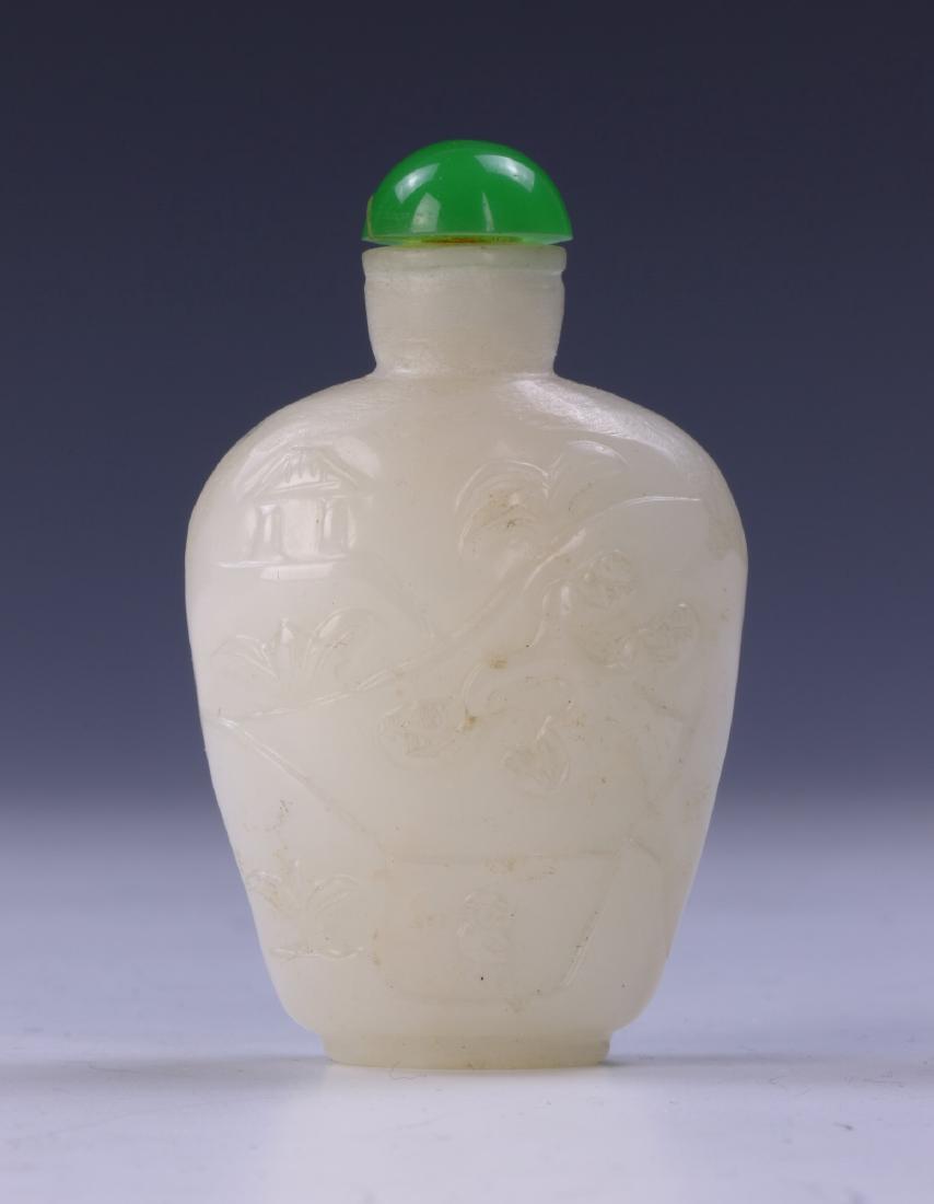 A CHINESE NEPHRITE JADE CARVED SNUFF BOTTLE (1 of 3)