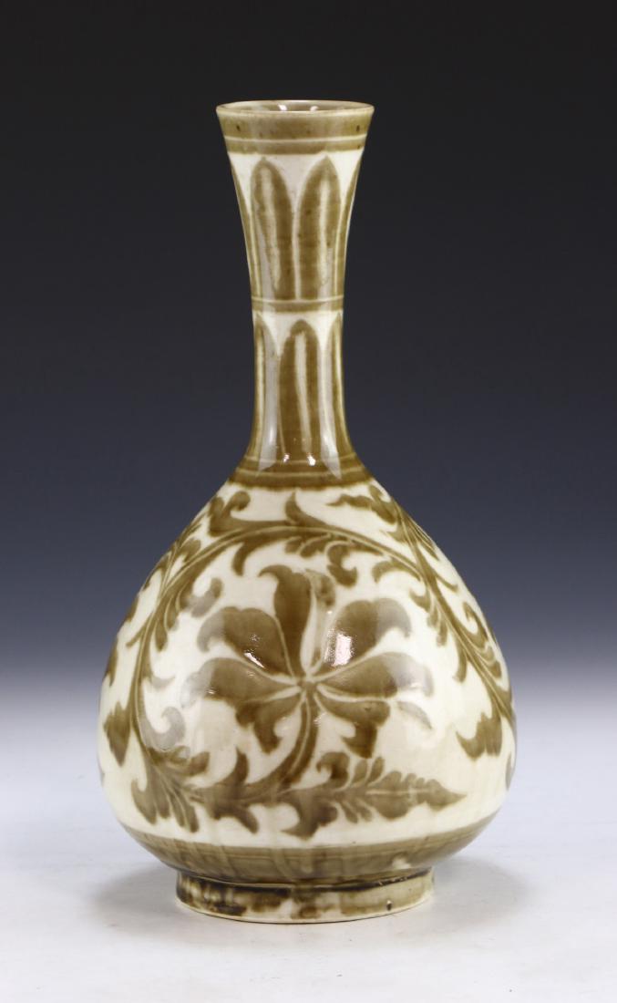 A CHINESE ANTIQUE CELADON GLAZED PORCELAIN VASE (1 of 5)
