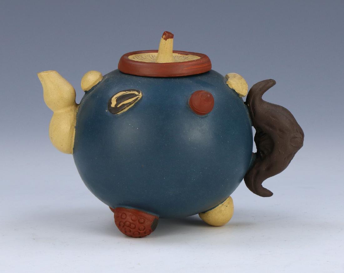 A CHINESE YIXING ZISHA TEAPOT (1 of 6)