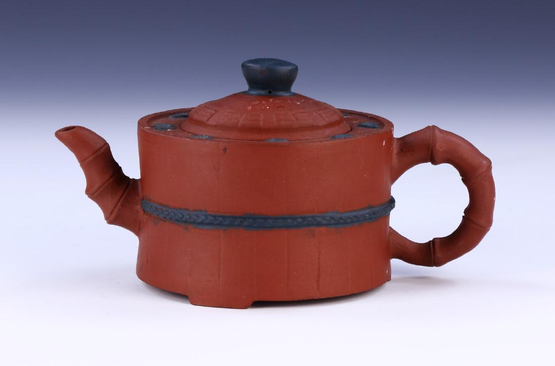 A CHINESE YIXING ZISHA TEAPOT (1 of 6)
