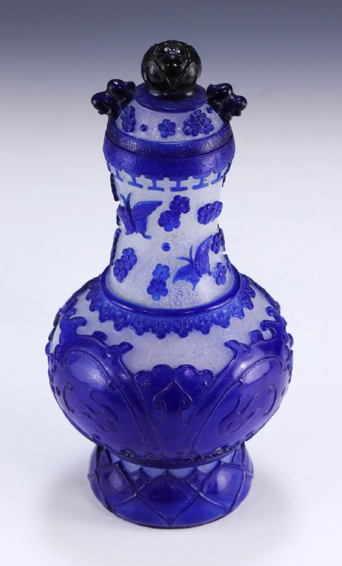A CHINESE OVERLAY PEKING GLASS VASE (1 of 7)