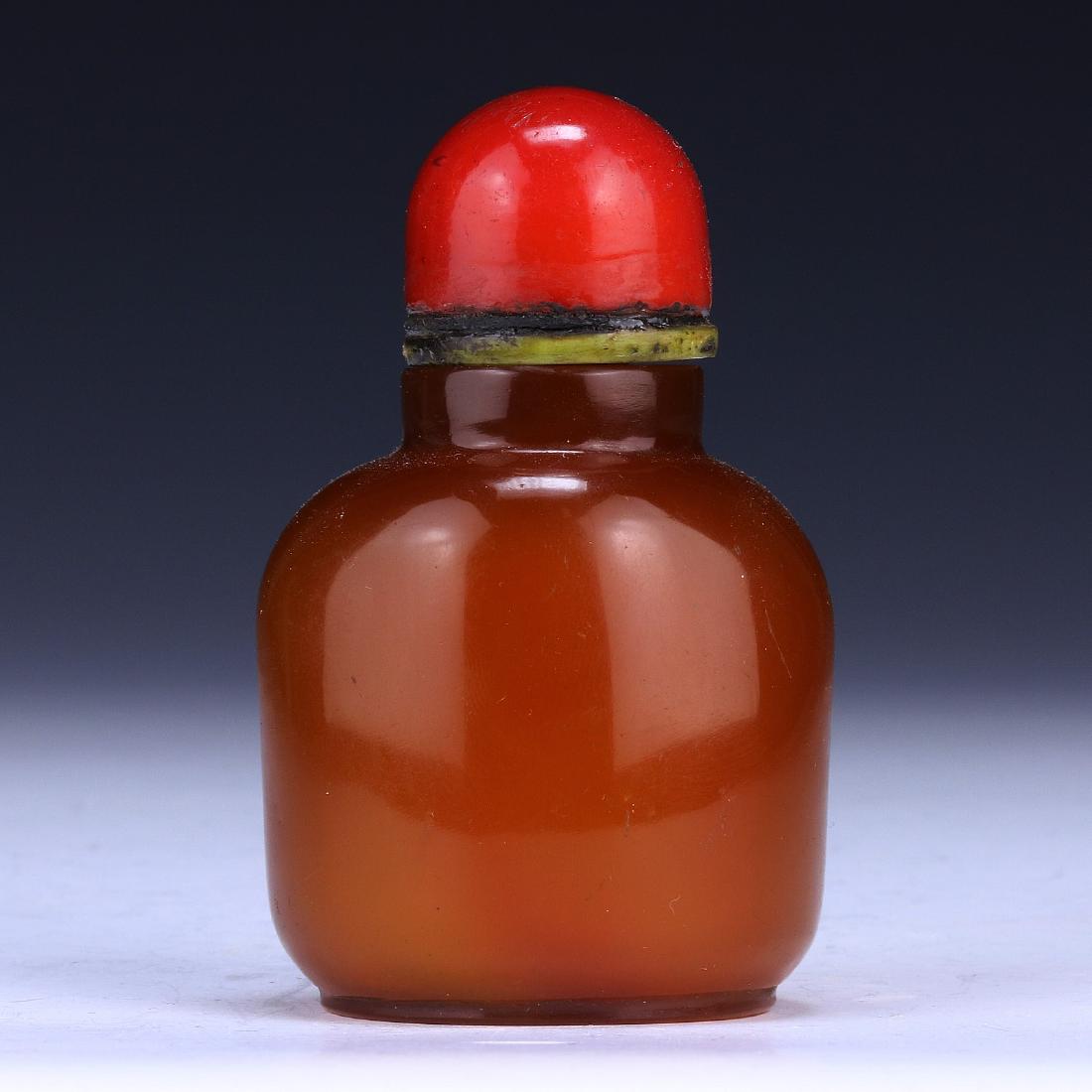 A CHINESE AGATE SNUFF BOTTLE (1 of 2)